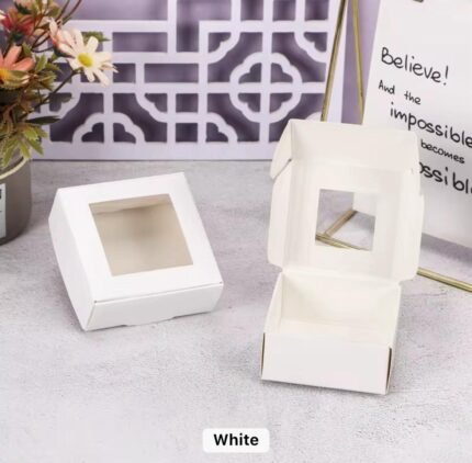 علب تغليف مربعة وجه شفاف لون بني ابيض-8.5 سم-10 قطع