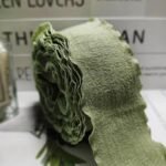 شريط هدايا مموج زيتي - عرض 4 سم