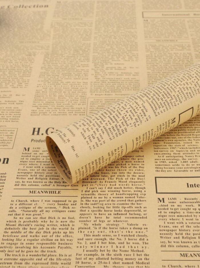 ⁦ورق تغليف شكل جريدة - لون بني مع كتابة اسود - 10 أوراق⁩ - الصورة ⁦2⁩