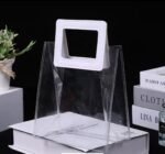 كيس هدايا شفاف مع يد ابيض مربع