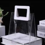 كيس هدايا شفاف مع يد ابيض مربع