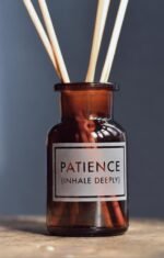 ⁦زجاجة معطر اعواد دائري لون عنبري مع غطاء زجاج -500 مل⁩ - الصورة ⁦3⁩