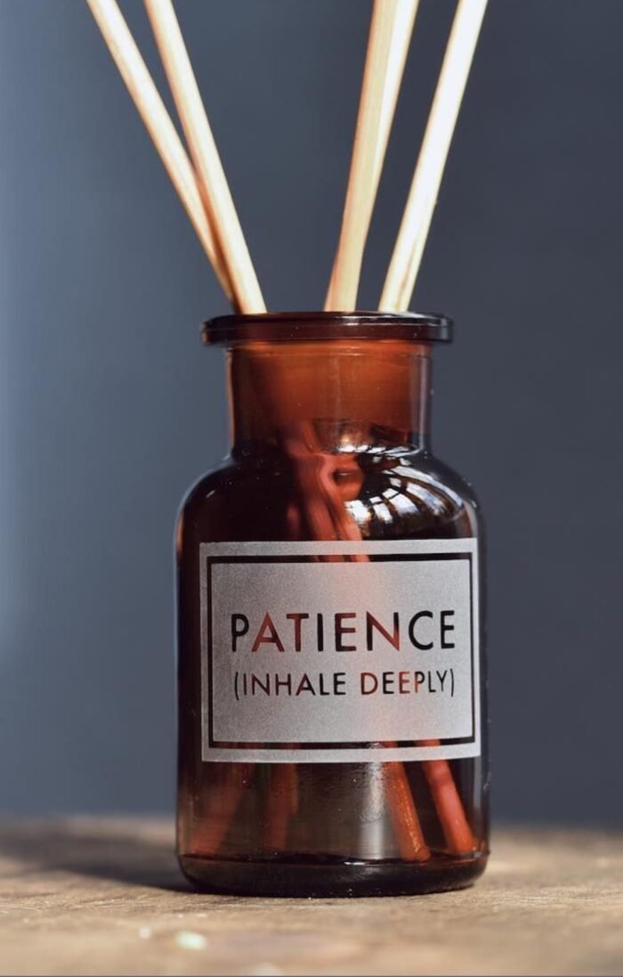 ⁦زجاجة معطر اعواد دائري لون عنبري مع غطاء زجاج -500 مل⁩ - الصورة ⁦3⁩