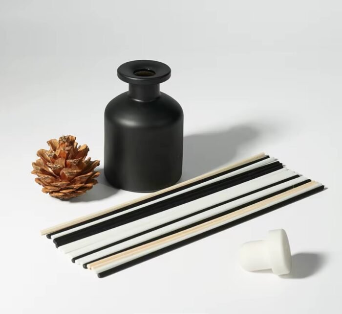 ⁦علب معطر اعواد دائري لون اسود مع غطاء ضغط ذهبي - 150مل⁩ - الصورة ⁦2⁩