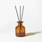 علب معطر اعواد دائري لون عنبري مع غطاء ضغط ذهبي - 150 مل