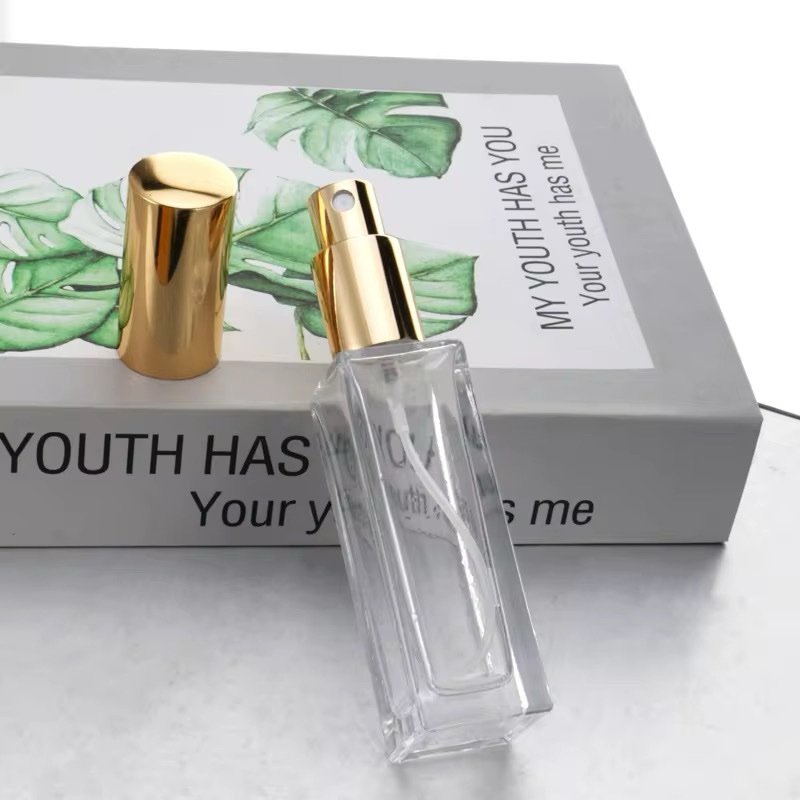 img_5164 علب عطر زجاج مربع شفاف مع غطاء ذهبي - 10 مل - الصورة 1