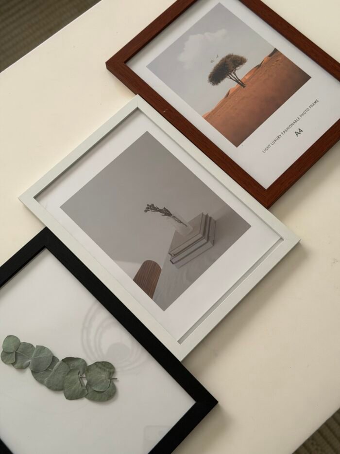 ⁦برواز اطار خشبي ابيض - كبير-A4⁩ - الصورة ⁦2⁩